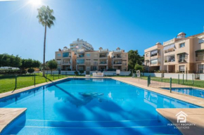 Cozy 2BR with sea view, pools, parking by Castillo, Fuengirola